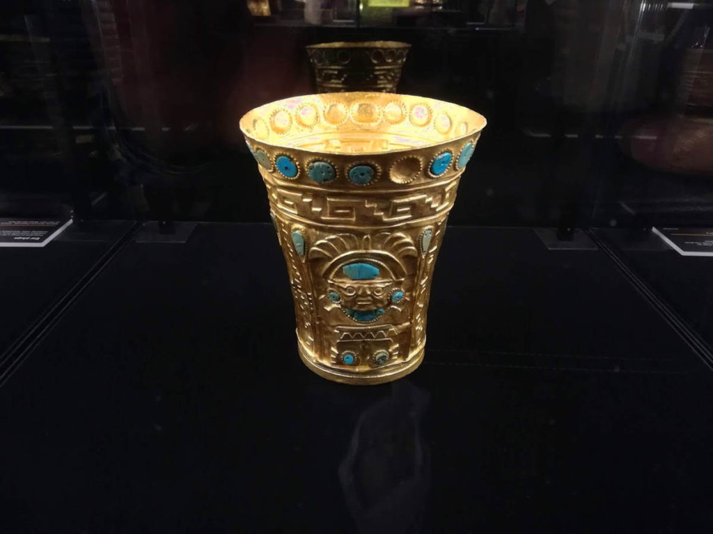 Zlatý rituální pohár zdobený kameny chryzokolu z období kultury Lambayeque / Sicán. Hmotnost 494 g. Pojár zapůjčilo Museo de Oro Lima. Foto: T. Stěhule